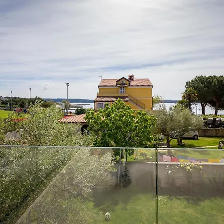 Apartamento Riva Beach View 2 *